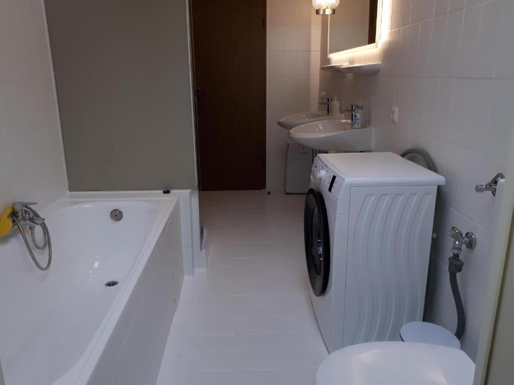 Karl-Stieler-Str. One Room In A 2 Room Appartment ; Lot Space Bruckmuhl Bagian luar foto