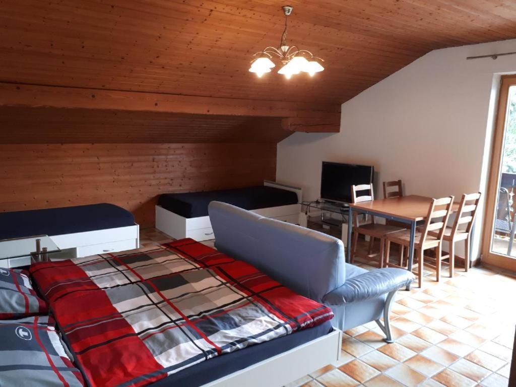 Karl-Stieler-Str. One Room In A 2 Room Appartment ; Lot Space Bruckmuhl Bagian luar foto