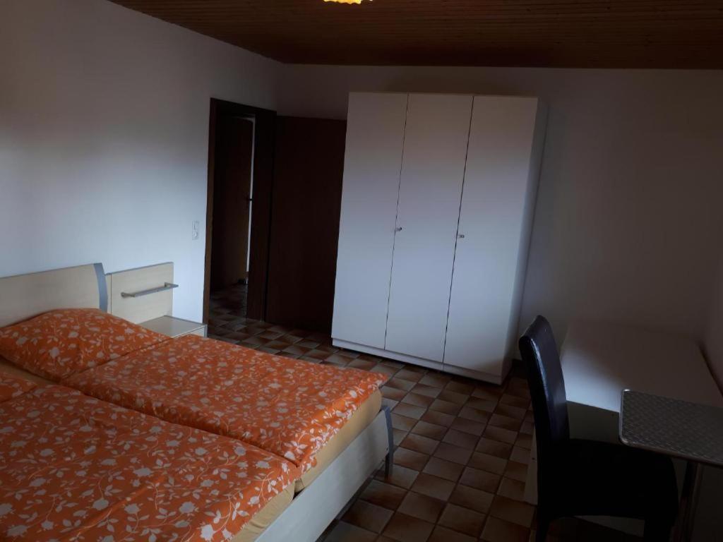 Karl-Stieler-Str. One Room In A 2 Room Appartment ; Lot Space Bruckmuhl Bagian luar foto