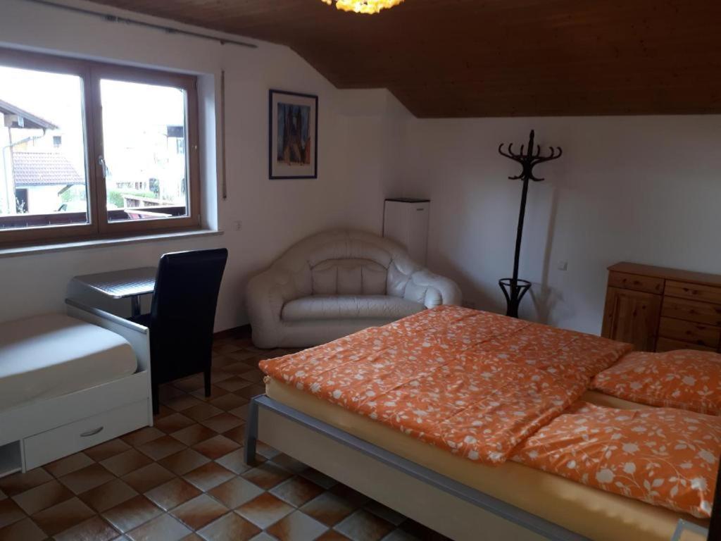 Karl-Stieler-Str. One Room In A 2 Room Appartment ; Lot Space Bruckmuhl Bagian luar foto