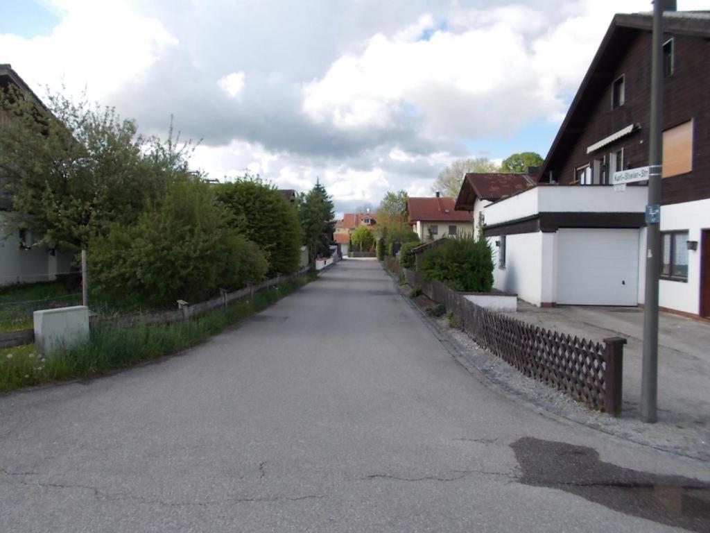 Karl-Stieler-Str. One Room In A 2 Room Appartment ; Lot Space Bruckmuhl Bagian luar foto